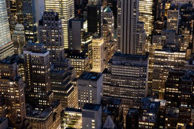 Şehir merkezindeki gökdelenlerin ve binaların manzarası 