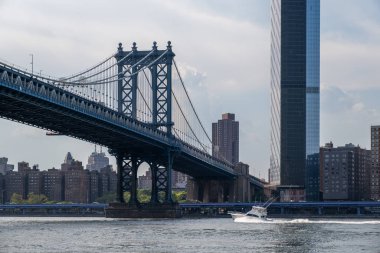 Manhattan Köprüsü ve Broo 'nun doğu nehri manzaralı binaları