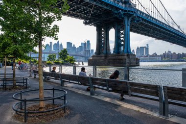 Manhattan Köprüsü ve Broo 'nun doğu nehri manzaralı binaları