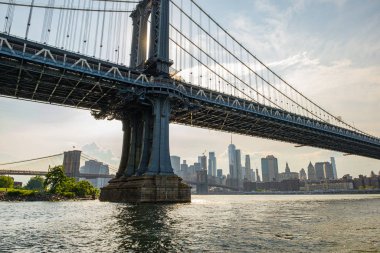 Manhattan Köprüsü ve Broo 'nun doğu nehri manzaralı binaları