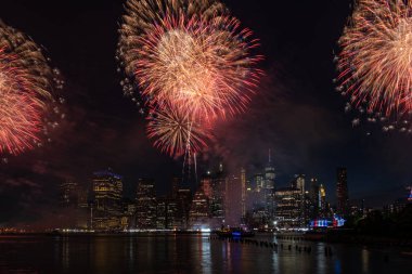 Macy 'nin 4 Temmuz Bağımsızlık Günü Doğu Nehri' ndeki Havai fişek gösterisi