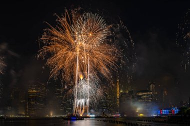 Macy 'nin 4 Temmuz Bağımsızlık Günü Doğu Nehri' ndeki Havai fişek gösterisi