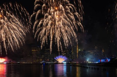 Macy 'nin 4 Temmuz Bağımsızlık Günü Doğu Nehri' ndeki Havai fişek gösterisi