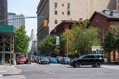 Brooklyn 'in aşağısında yaz güneşli günışığında sokak manzarası