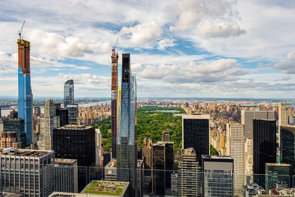Manhattan 'ın yukarısında ve New York şehir manzarasının Central Park' ında