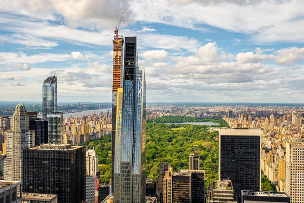 New York 'un şehir merkezi ve şehir merkezi çatıdan görünüyor. — Stok fotoğraf