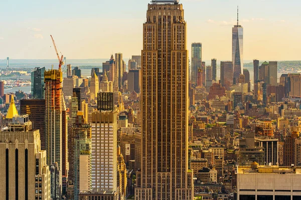 Şehir merkezinden New York şehir manzarasının gökdelenlerini indirin. — Stok fotoğraf