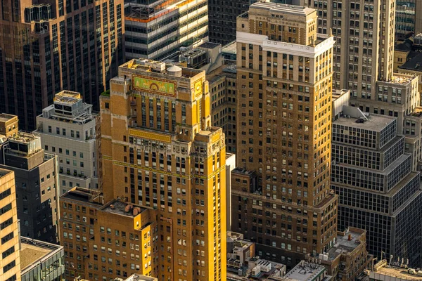 Şehir merkezindeki gökdelenler Rockefeller Merkezi 'nin çatısından görünüyor. — Stok fotoğraf