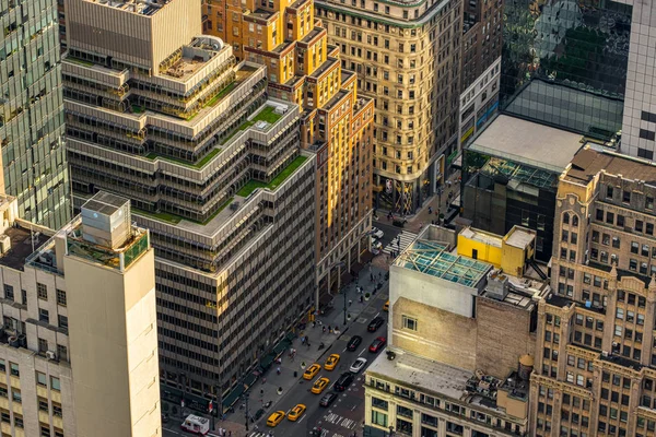 Şehir merkezindeki gökdelenler Rockefeller Merkezi 'nin çatısından görünüyor. — Stok fotoğraf