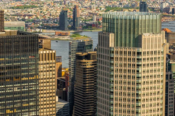 Şehir merkezindeki gökdelenler ve Brooklyn binaları çatı Ro 'dan görünüyor. — Stok fotoğraf