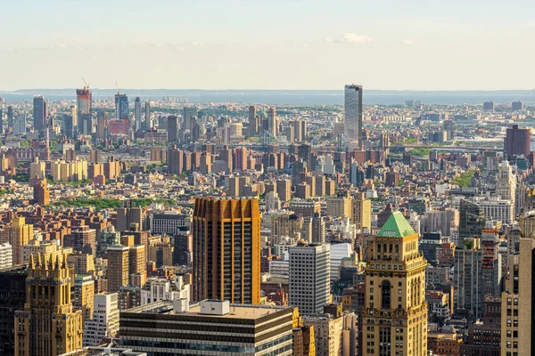 Şehir merkezi gökdelenleri ve Brooklyn şehir merkezi çatı katı manzarası. — Stok fotoğraf