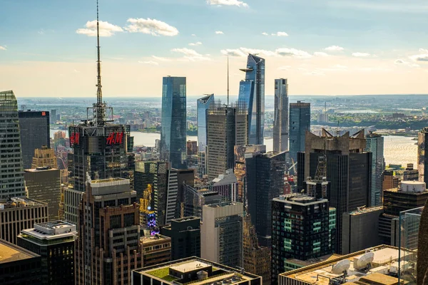 Rascacielos Midtown de Nueva York vista de paisaje urbano desde la azotea Rock —  Fotos de Stock