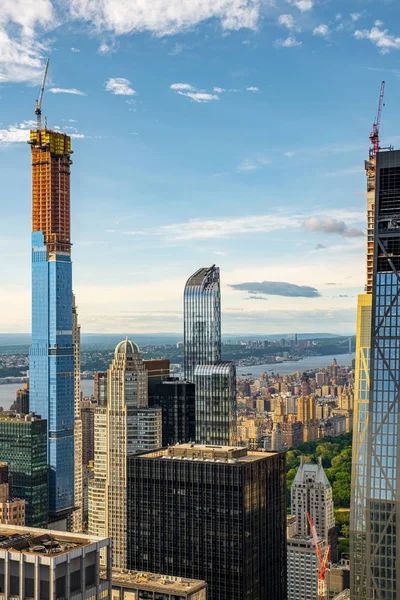 Paisaje urbano con vista al atardecer de los rascacielos del Upper East Side —  Fotos de Stock