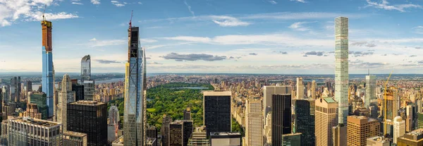 New York 'un şehir merkezi ve şehir merkezi çatıdan görünüyor. — Stok fotoğraf