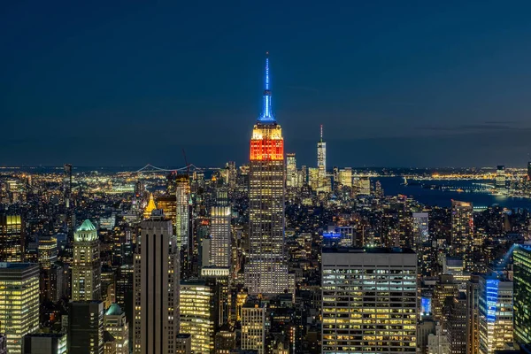 Şehir merkezindeki gökdelenlerin ve binaların manzarası 