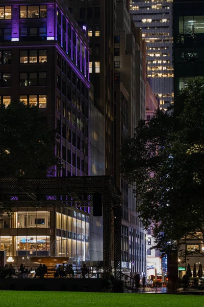 Ночной вид на небоскребы и здания в центре Манхэттена — стоковое фото