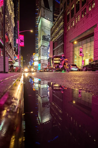 Reflektion av regnig natt på Times Square i centrala Manha — Stockfoto