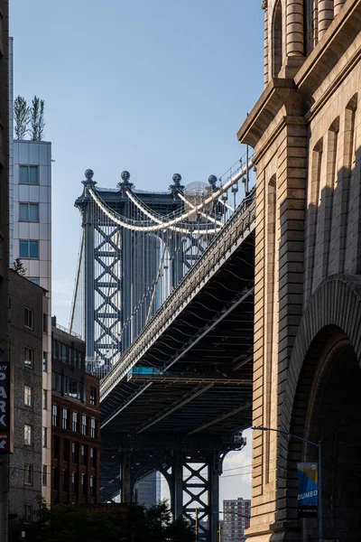 Puente de Manhattan y edificios de Dumbo Brooklyn — Foto de Stock