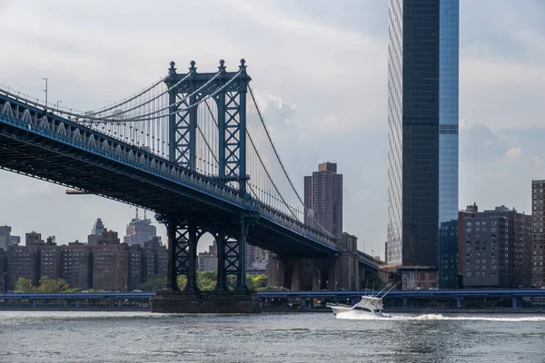 Puente de Manhattan y edificios en vista lateral del río Este desde Broo — Foto de Stock