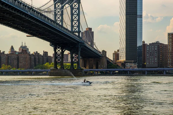 Manhattan Bridge and buildings on East river side view from Broo — Stock Photo, Image