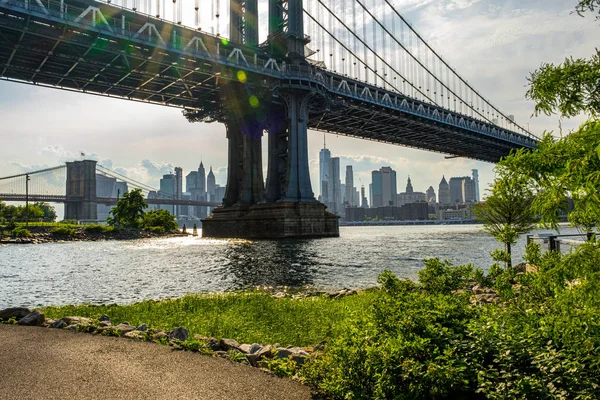 Manhattanský most a budovy na břehu East River pohled z Broo — Stock fotografie