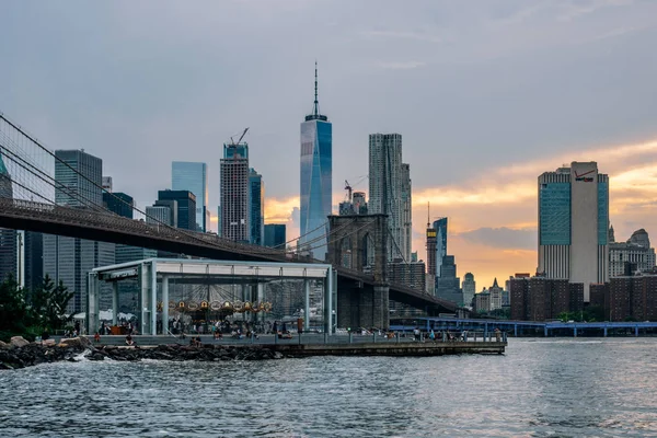 Skyline del Bajo Manhattan y puente de Brooklyn al atardecer —  Fotos de Stock