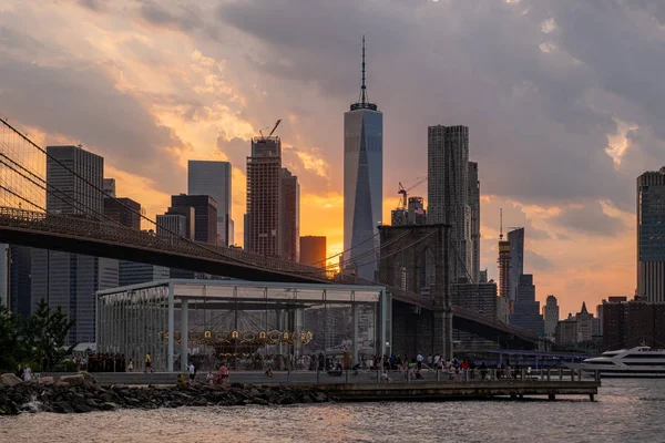 Nedre Manhattan skyline och Brooklyn Bridge vid solnedgången — Stockfoto