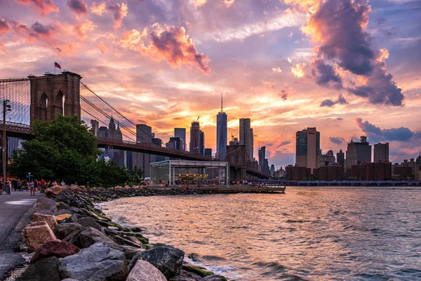 Aşağı Manhattan silueti ve Brooklyn köprüsü gün batımında