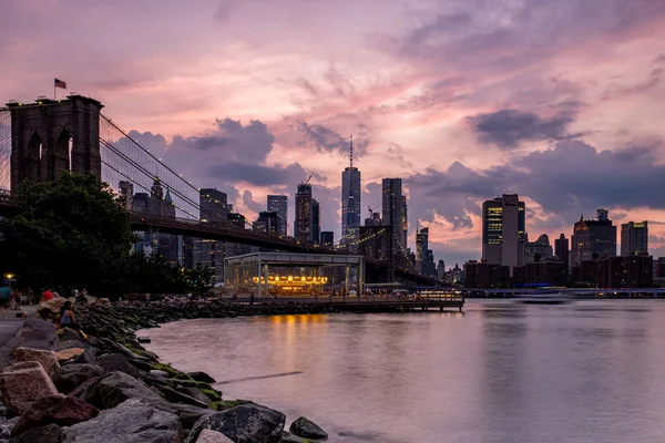 Dolní panorama Manhattanu a Brooklynský most při západu slunce — Stock fotografie