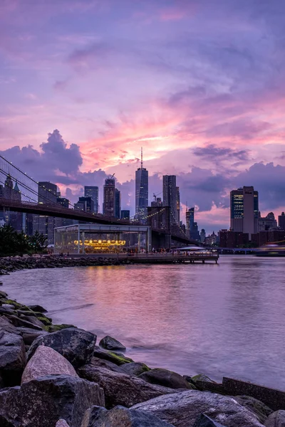 Skyline Manhattan inférieur et Brooklyn pont au coucher du soleil — Photo