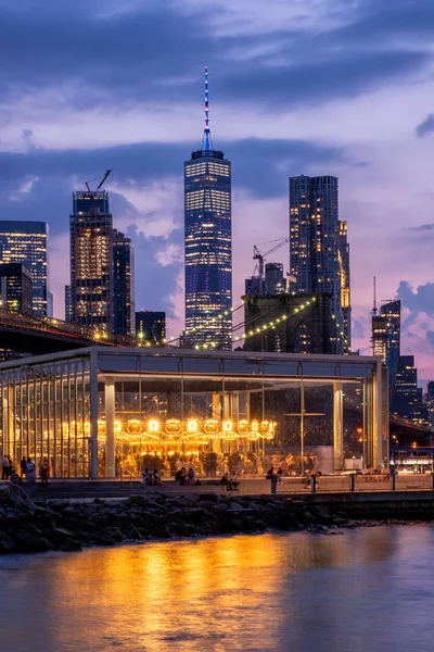 Aşağı Manhattan silueti ve Brooklyn köprüsü gün batımında