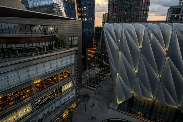 Moderní architektura budova Loď točité schodiště je centem — Stock fotografie