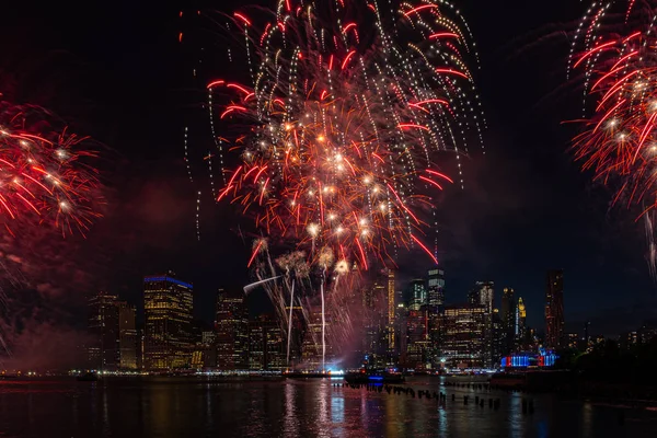 Pokaz fajerwerków Dnia Niepodległości Macy na East River — Zdjęcie stockowe