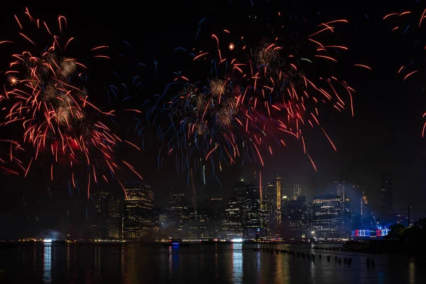 Pokaz fajerwerków Dnia Niepodległości Macy na East River — Zdjęcie stockowe