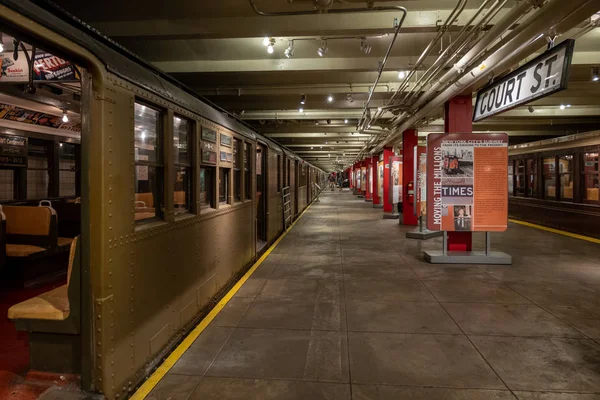 New York Transit Müzesi 'ndeki klasik metro vagonu