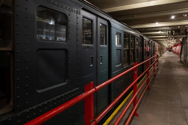 Винтажный вагон метро в нью-йоркском Музее транзитных перевозок — стоковое фото
