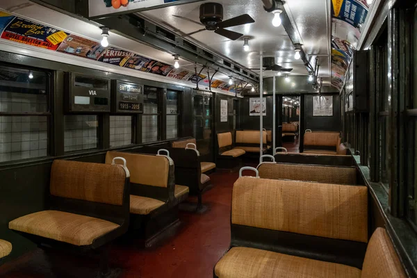 Vintage tunnelbana tågbil i New York Transit Museum ligger i d — Stockfoto