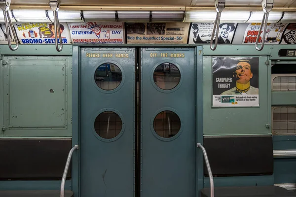 Vintage metrô trem carro em Nova York Transit Museum localizado em d — Fotografia de Stock