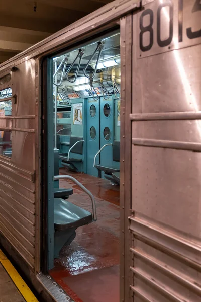 Винтажный вагон метро в нью-йоркском Музее транзитных перевозок — стоковое фото