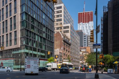 Brooklyn 'in aşağısında yaz güneşli günışığında sokak manzarası
