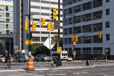 Brooklyn 'in aşağısında yaz güneşli günışığında sokak manzarası