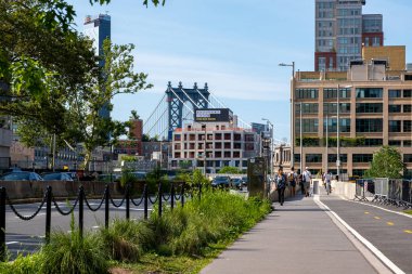 Brooklyn Köprüsü girişi Yazın güneşli gün ışığında