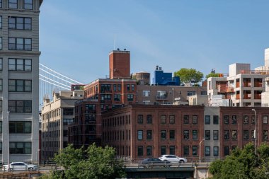 Yazın güneşli bir günde Brooklyn Köprüsü 'nden Dumbo binalarının manzarası