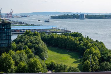 Brooklyn Köprüsü Parkı ve Rıhtım 2 Yazın güneşli günışığında