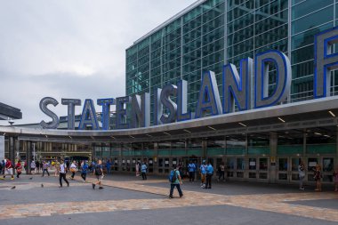 New York Limanı 'ndaki Staten Island Feribotu ile Lower Manh karşı karşıya.
