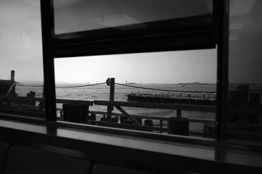 New York Limanı 'ndaki Staten Island Feribotu ile Lower Manh karşı karşıya.