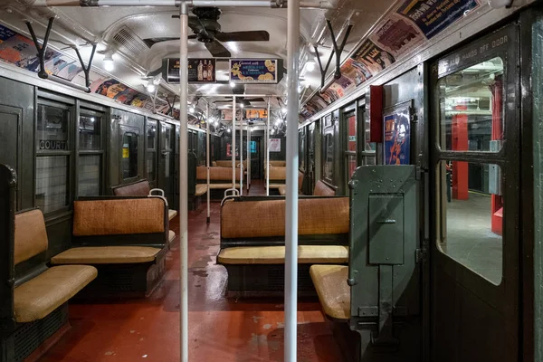 Vintage tunnelbana tågbil i New York Transit Museum ligger i d — Stockfoto