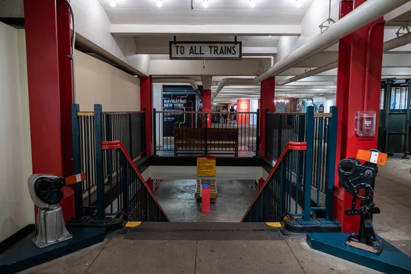 Brookl şehir merkezindeki New York Transit Müzesi Sergisi