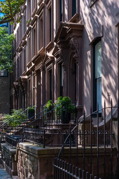 Scena uliczna i budynki mieszkalne Brooklyn Heights w summ — Zdjęcie stockowe