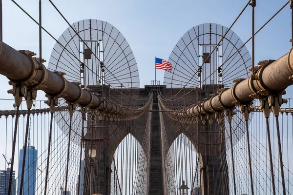 Vista de cerca del puente de Brooklyn en verano la luz del día soleada — Foto de Stock